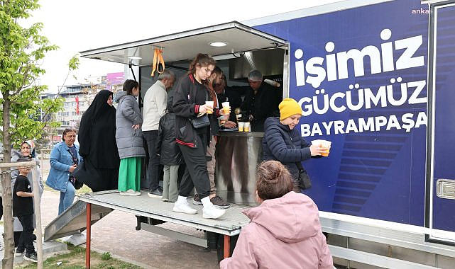 Bayrampaşa Belediyesi, depremin ardından toplanma alanlarında bekleyenlere çorba dağıttı