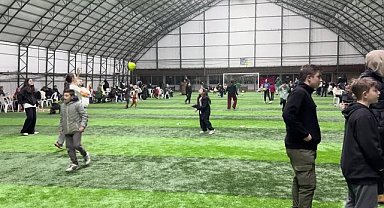 Beyoğlu Belediyesi, İstanbul'da yaşanan depremlerin ardından geceyi dışarıda geçiren vatandaşlara destek sağlıyor