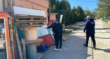 Bilecik Belediyesi zabıta ekiplerinden kaldırım işgali yapan esnafa uyarı