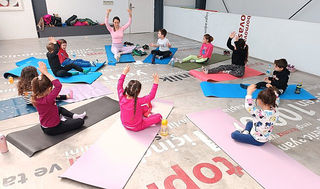 Bornova Yeşilova Höyüğü'nde çocuk yogası ve sanat terapisi buluşması