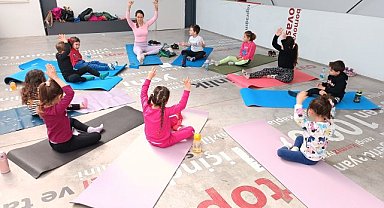 Bornova Yeşilova Höyüğü'nde çocuk yogası ve sanat terapisi buluşması