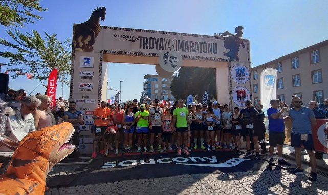Çanakkale Belediyesi'nin düzenlediği Saucony Troya Yarı Maratonu, renkli görüntülere sahne oldu