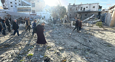 İsrail, Gazze'de bir hastaneye daha saldırdı