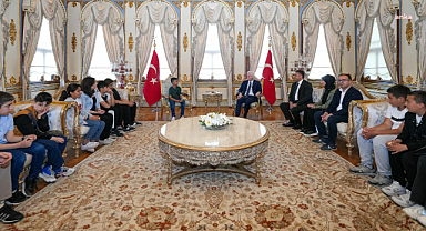 İstanbul Valisi Gül ile konuk çocuklar arasında güldüren Beşiktaş diyaloğu