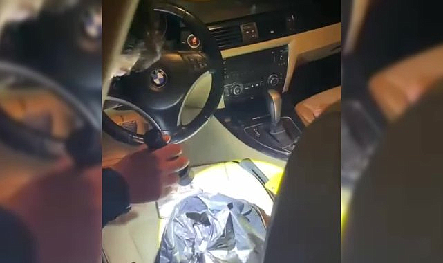 İzmir'de bir aracın klima ızgarasında uyuşturucu madde ele geçirildi