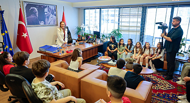 Konak Belediye Başkanı Mutlu, makam koltuğunu çocuklara bıraktı 