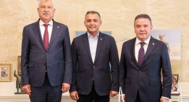 Manavgat Belediye Başkanı Kara, Zeydan Karalar ve Muhittin Böcek'i ağırladı