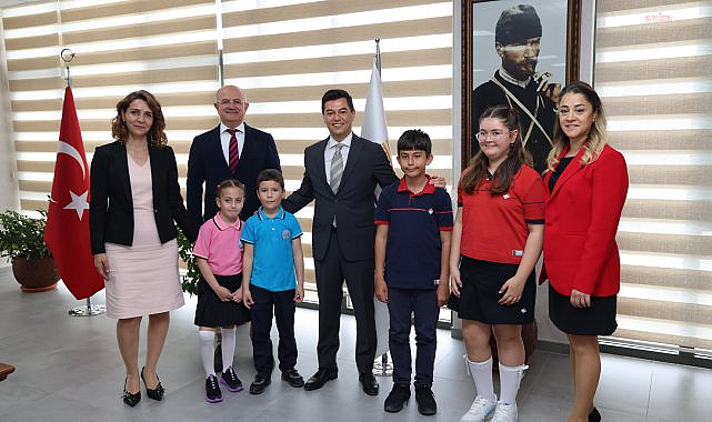 Marmaris Belediye Başkanı Ünlüce, koltuğunu ilkokul öğrencilerine emanet etti