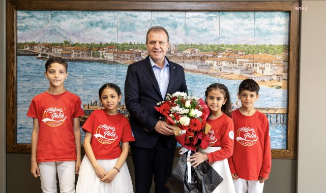 Mersin Büyükşehir Belediye Başkanı Seçer, koltuğunu çocuklara devretti