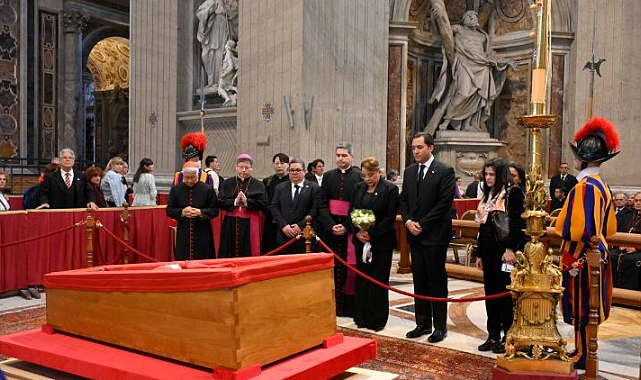 Papa Francis'in cenaze töreni yapılıyor