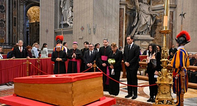 Papa Francis'in cenaze töreni yapılıyor