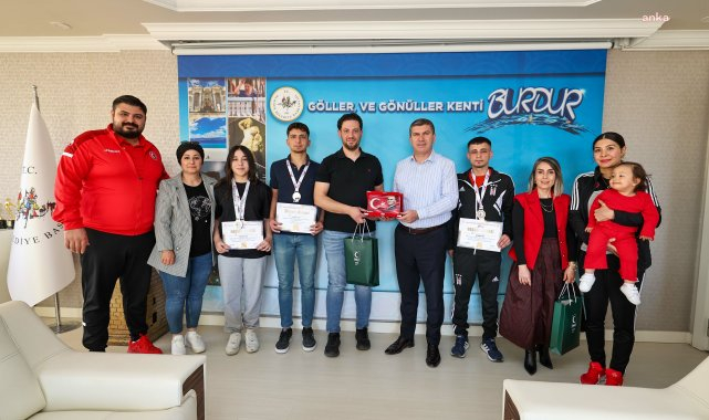 Sambo şampiyonları, Burdur Belediye Başkanı Ercengiz'i ziyaret etti