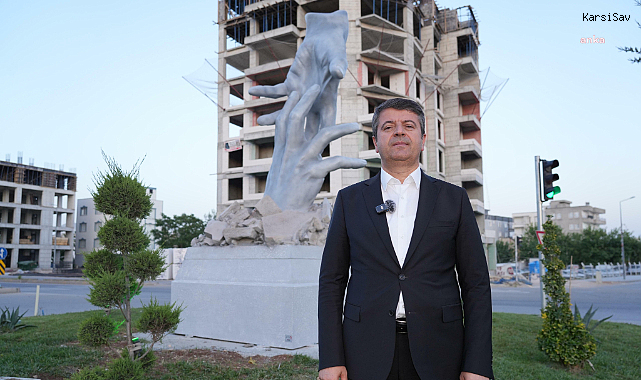 Adıyaman Belediyesi, 6 Şubat'taki yardımlaşmayı Dayanışma Eli Anıtı ile ölümsüzleştirdi