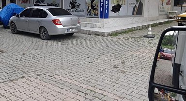 AK Parti Erfelek İlçe Başkanlığı'na saldıran bir kişi binanın camlarını kırdı