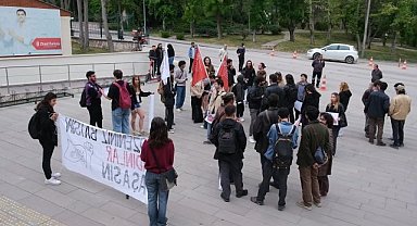 Anadolu Üniversitesi öğrencileri Aile Sempozyumu'nu protesto etti