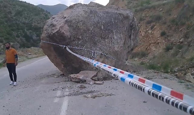 Ardahan-Ardanuç-Artvin karayoluna yamaçtan kopan kaya düştü