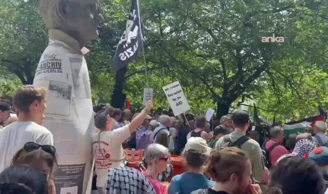 Aşırı sağcı yürüyüşe karşı, "Nazilere bir metre bile yer yok" sloganlı protesto mitini düzenlendi