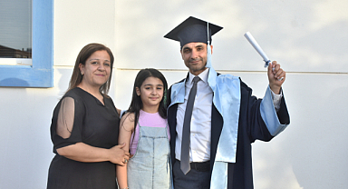 Aydın'da 43 yaşındaki iki çocuk babası, üniversiteyi birincilikle bitirdi