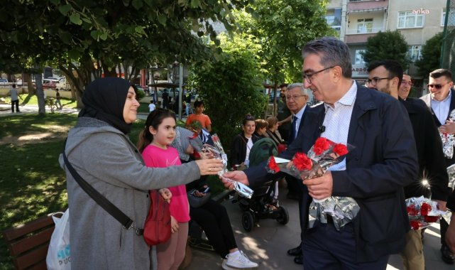 Bayrampaşa Belediye Başkanı Mutlu, Anneler Günü'nde karanfil dağıttı