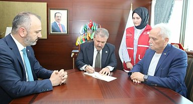 BBP Genel Başkanı Destici, kurban bağışlarını Gazze'ye ulaştırılmak üzere Türk Kızılayı'na emanet etti