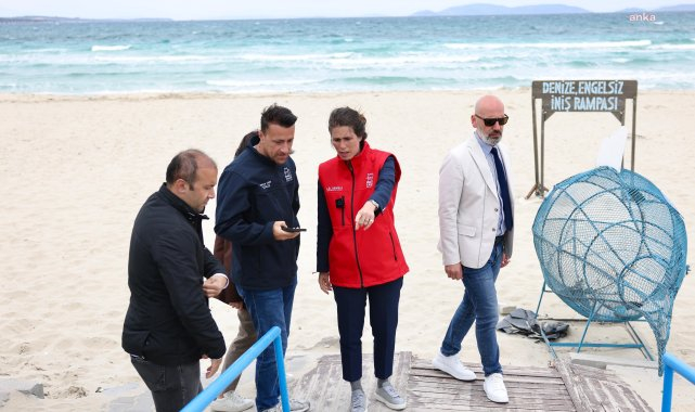 Çeşme'de Ilıca Plajı'nda yaz hazırlıkları sürüyor