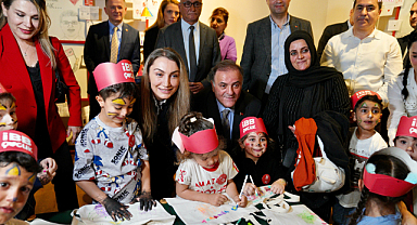 Çocukların Ekrem İmamoğlu'na yazdığı mektup ve resimlerden oluşan 'Üzülme Sergisi' açıldı.