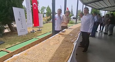 Denizli'de 12 metre 30 santimetrelik ballı, cevizli tahinli pide ile dünya rekoru denemesi yapıldı 