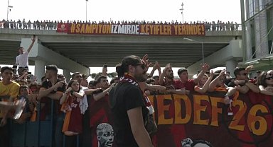 Galatasaray, Göztepe maçı için gittiği İzmir'de coşkuyla karşılandı