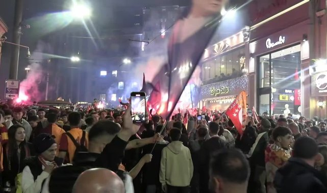 İstanbul'da sarı kırmızılı taraftarlar cadde ve meydanları doldurdu