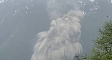 İsviçre'de buzul çökmesi nedeniyle bir köy çamur ve kaya kütlesinin altında kaldı, bir kişi kayboldu