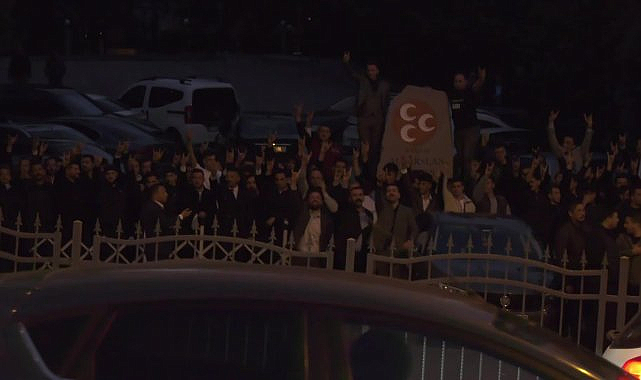 İYİ Partili Ayyüce Türkeş babası Alparslan Türkeş'in kabrini ziyaret etti, ekibi saldırıya uğradı