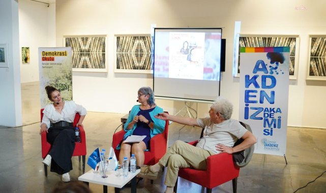 İzmir'de gençler, demokrasi kültürünü sanat aracılığıyla tartıştı
