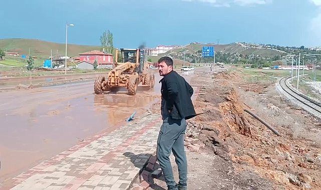 Kırıkkale'de sağanak yağış hayatı felç etti: Dereler taştı, yollar kapandı