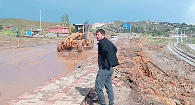 Kırıkkale'de sağanak yağış hayatı felç etti: Dereler taştı, yollar kapandı