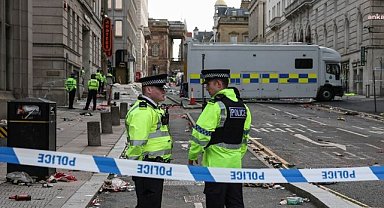 Liverpool'un şampiyonluk kutlamalarında bir aracın kalabalığın içine dalması sonucu en az 50 kişi yaralandı 