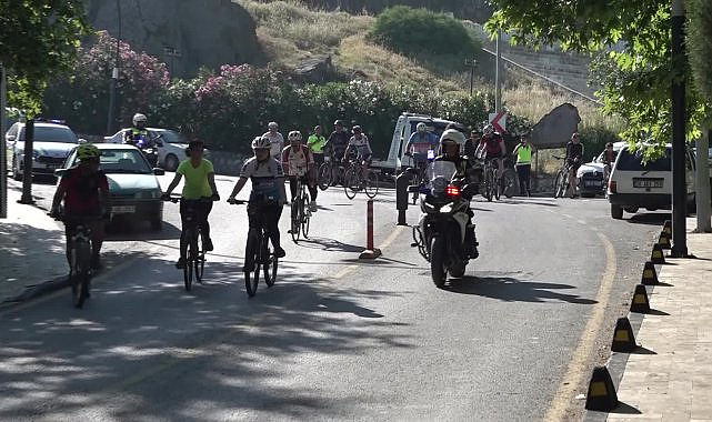 Manisa'da pedallar çevre için çevrildi
