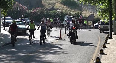  Manisa'da pedallar çevre için çevrildi