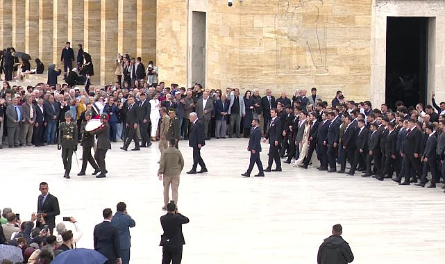 Müsavat Dervişoğlu, partisinin Gençlik Kolları'yla Anıtkabir'i ziyaret etti