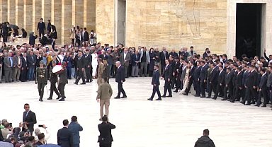 Müsavat Dervişoğlu, partisinin Gençlik Kolları'yla Anıtkabir'i ziyaret etti