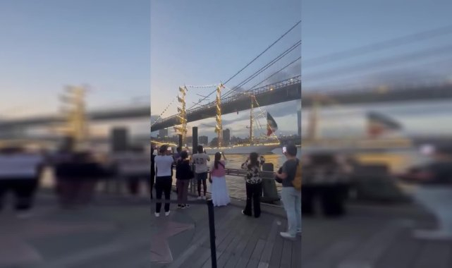 New York'ta, Meksika Donanmasına ait geminin Brooklyn Köprüsü'ne çarpması sonucu iki kişi hayatını kaybetti