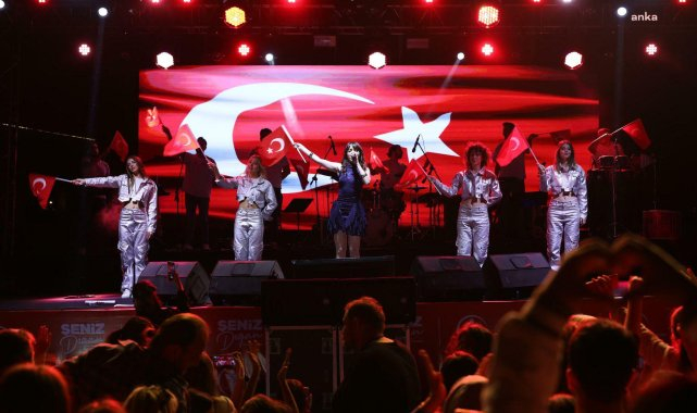 Şarkıcı Melis Fis, 19 Mayıs coşkusunu Merkezefendi'de doruklara çıkardı