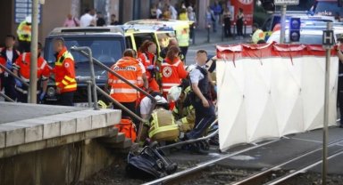 Stuttgart şehir merkezinde araç kalabalığın arasına daldı: 1 kişi öldü 8 kişi yaralandı