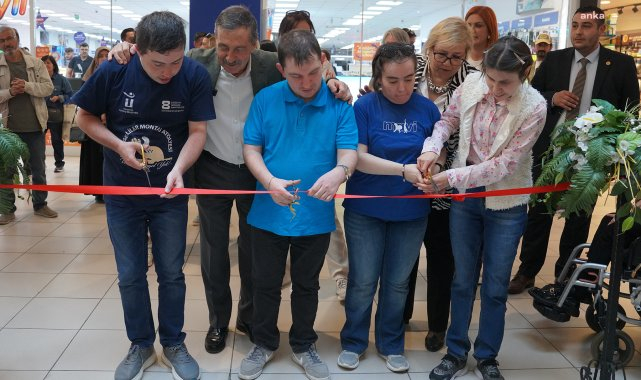 Tepebaşı'nda Engelliler Haftası dolayısıyla "Eksiksiz Biz" adlı sergi, vatandaşların beğenisine sunuldu