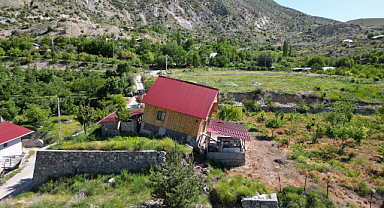 Tortum Şelalesi'nin eteklerinde heyelan meydana geldi