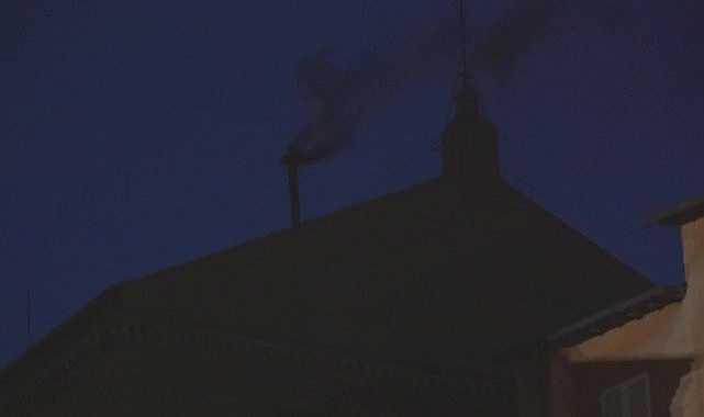 Vatikan'da Yeni Papa Seçimi: Sistine Şapeli'nin bacasından siyah duman yükseldi