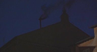 Vatikan'da Yeni Papa Seçimi: Sistine Şapeli'nin bacasından siyah duman yükseldi