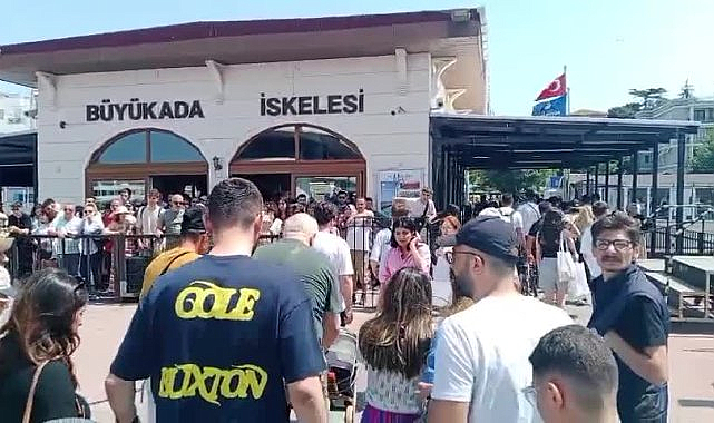Adalar'da bayram yoğunluğu