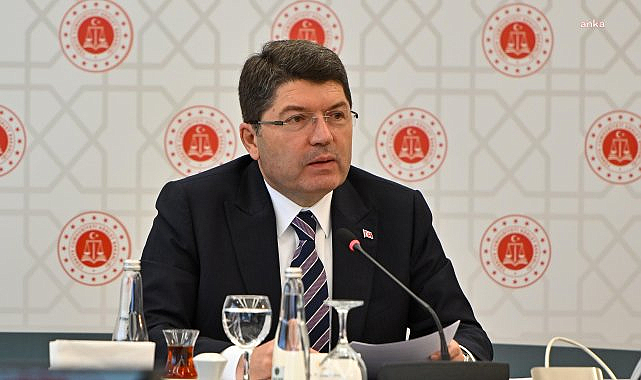 Adalet Bakanı Yılmaz Tunç: Buca'da orman yangınıyla ilgili 1 kişi benzinle yangını başlattığı gerekçesiyle gözaltına alınmıştır