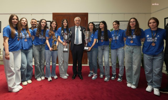 Adana Büyükşehir Belediye Başkanı Karalar, U18 Kızlar Basketbol Takımı'nı ağırladı