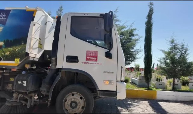 Adıyaman Belediyesi'nden bayram öncesi mezarlıklarda temizlik çalışması